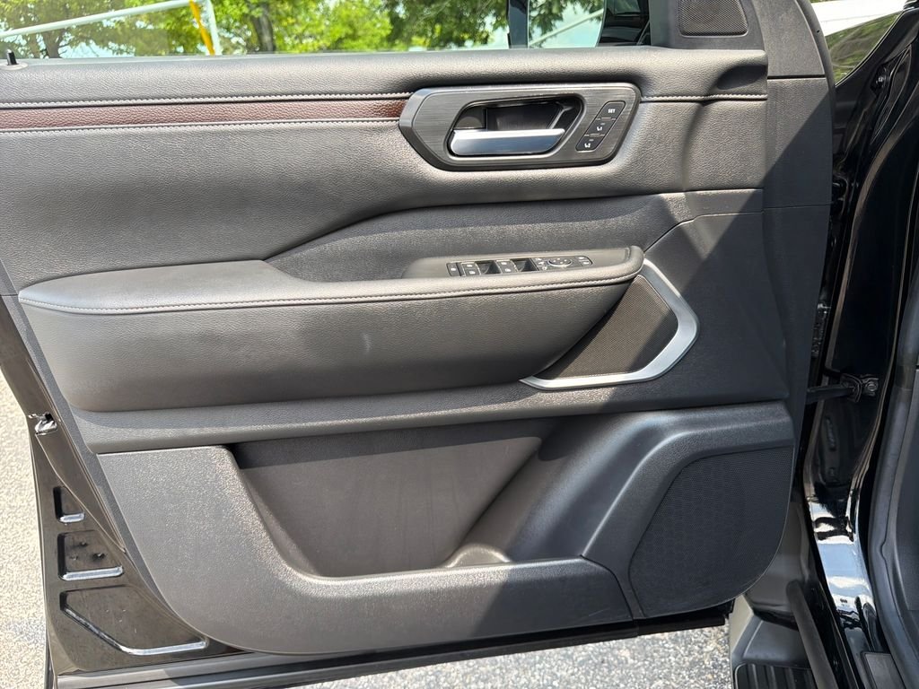 Used 2025 Black Nissan Platinum image 25