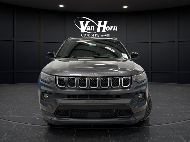 Used 2023 Granite Crystal Metallic Clearcoat Jeep Latitude image 2