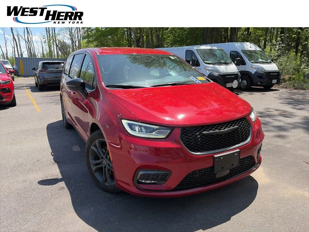 2026 Chrysler Pacifica Select's photo