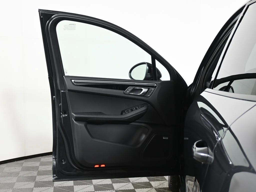 2026 Porsche Macan T - Photo 32