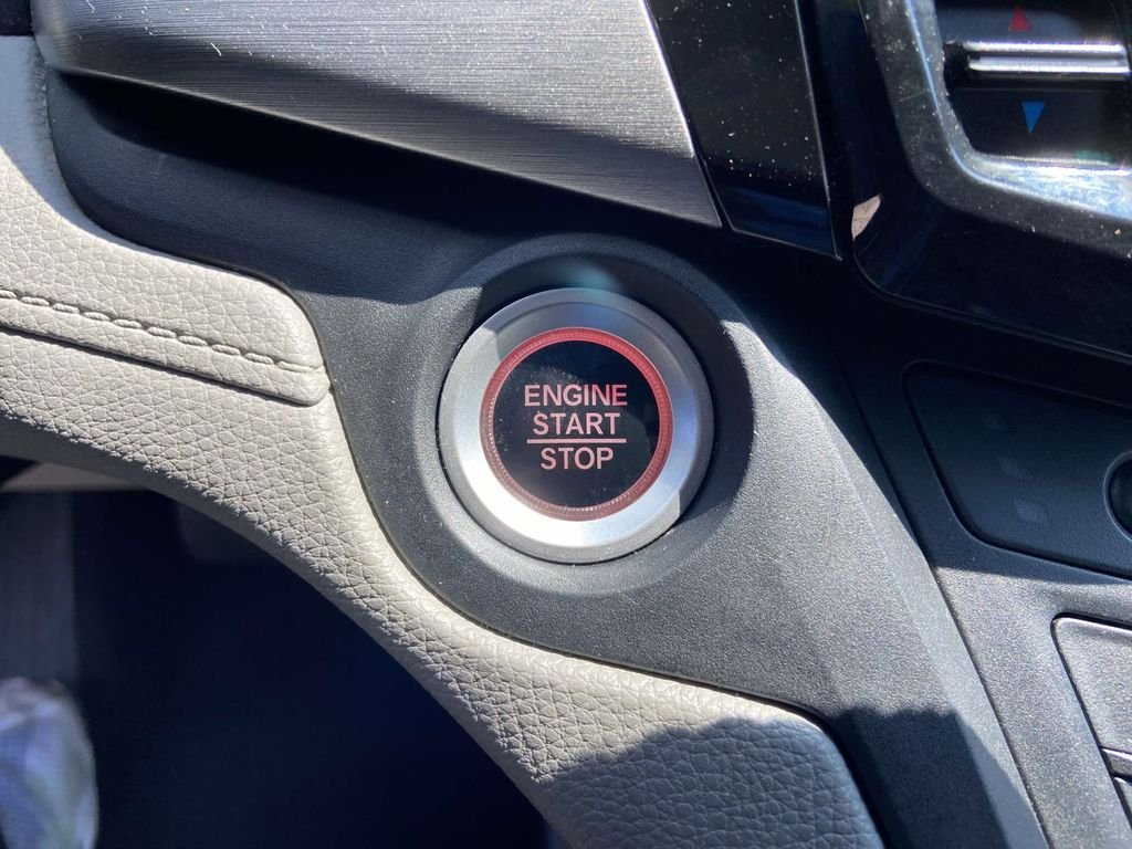 Used 2018  Honda Touring image 28