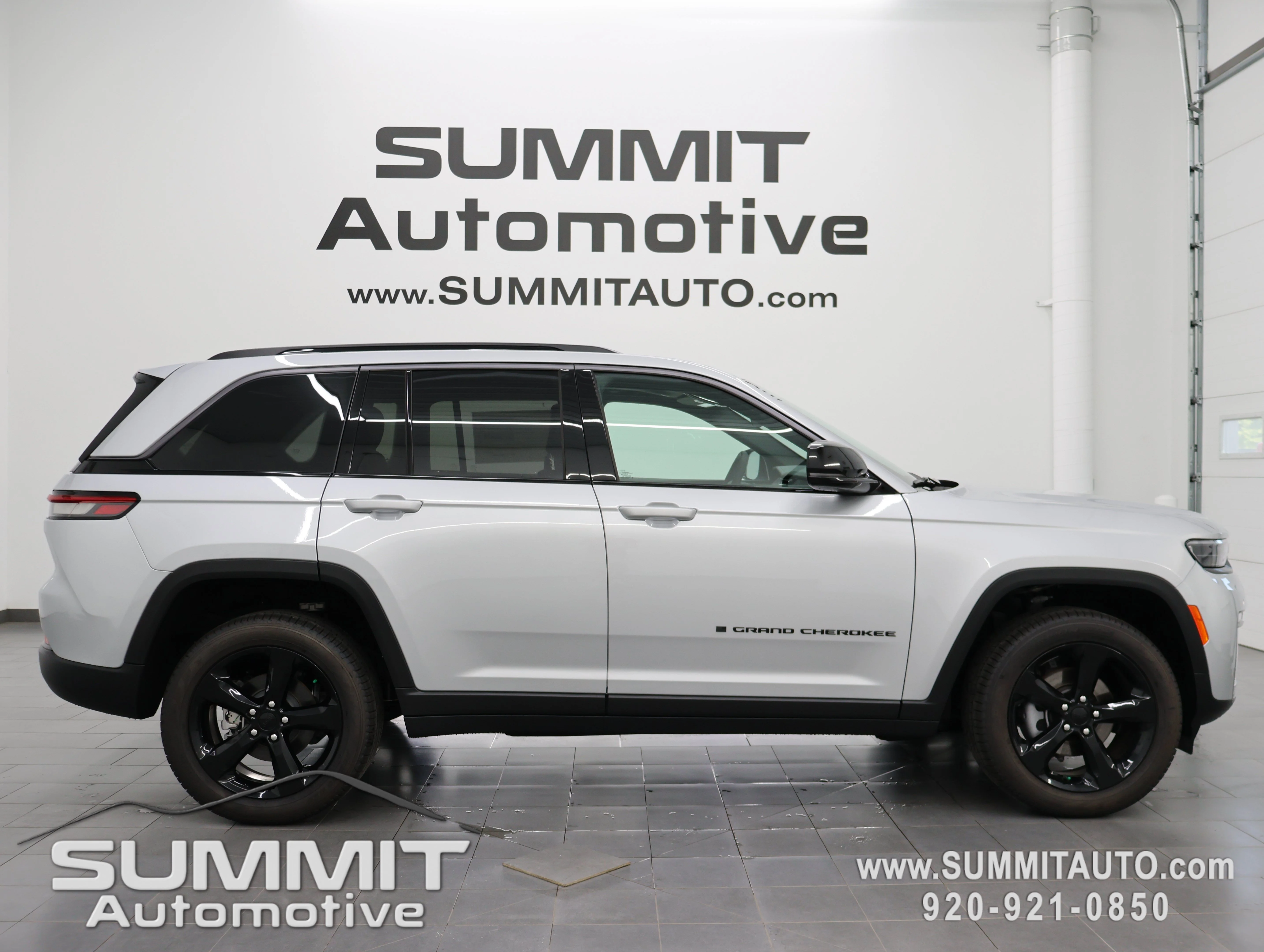New 2026 Silver Zynith Exterior Paint Jeep Limited image 1