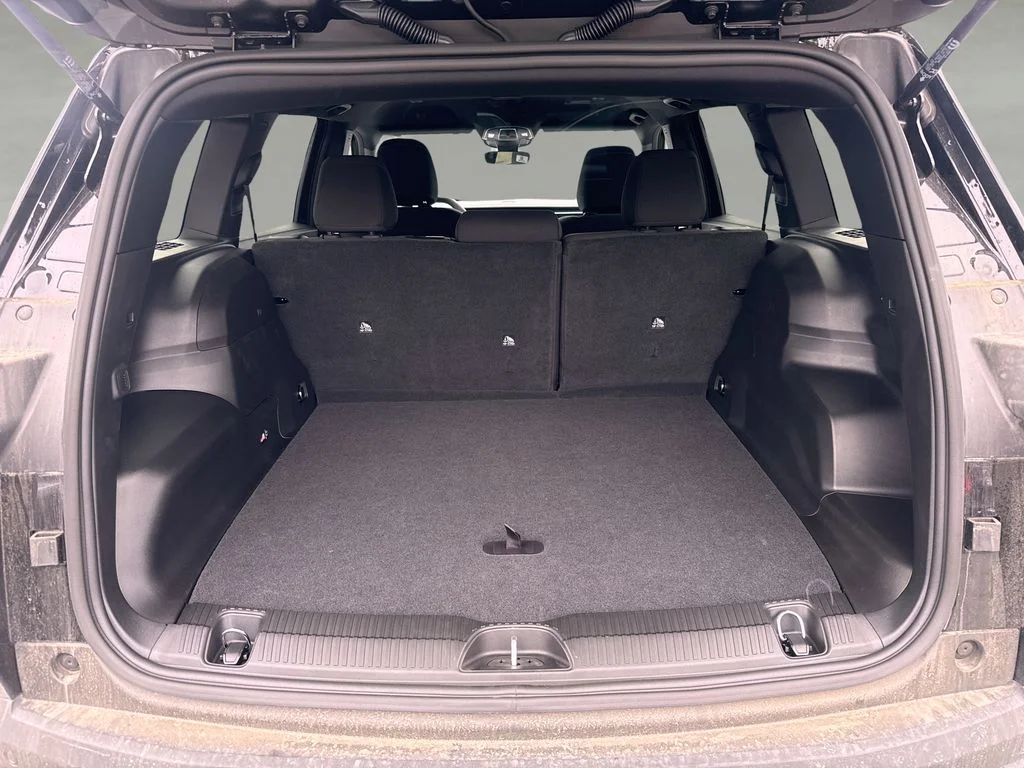 New 2026 Diamond Black Crystal Pearlcoat Jeep Laredo image 9
