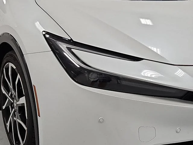 Certified Used 2023 PLATINUM WHITE PEARL MC. Toyota  image 19