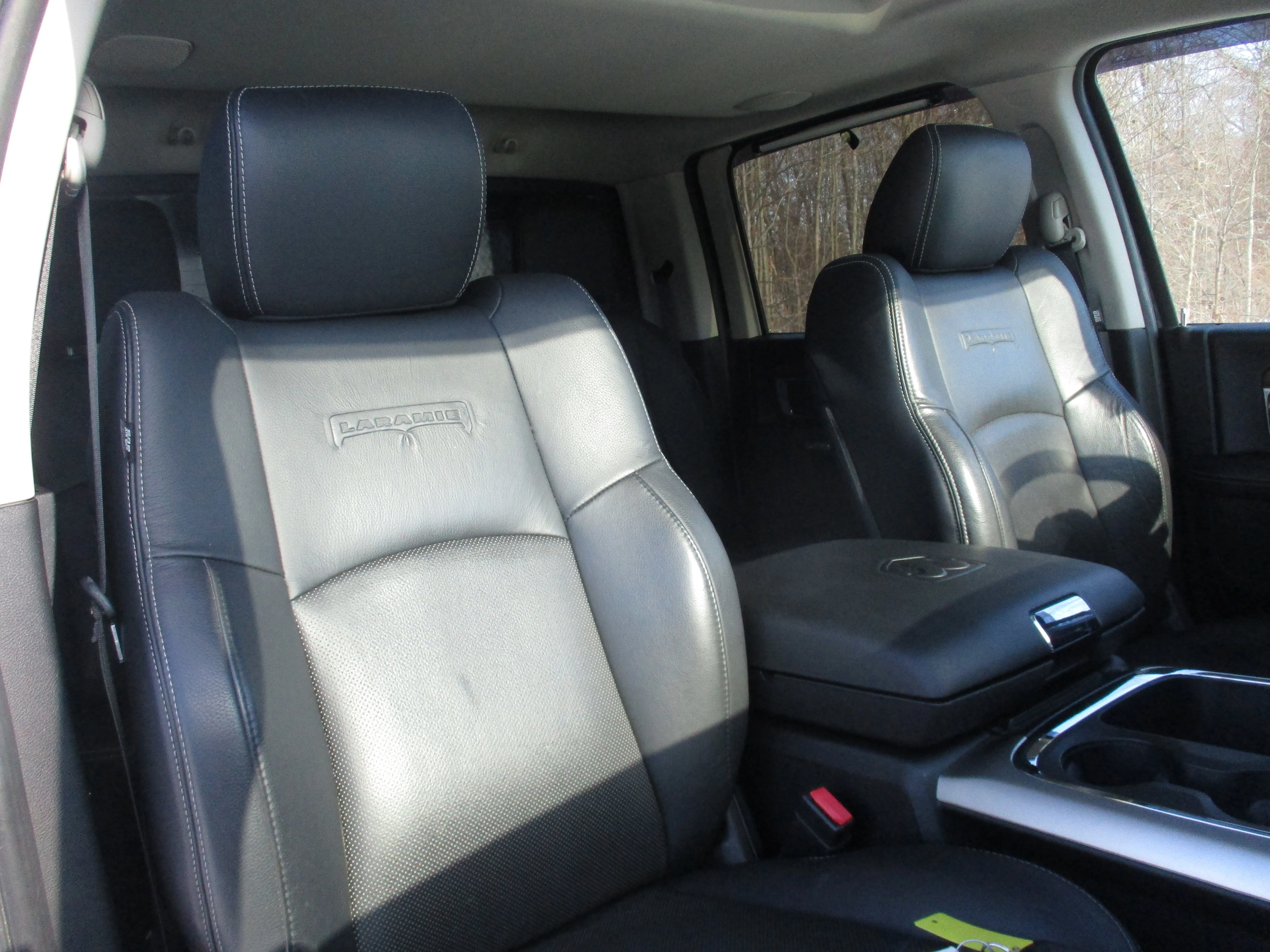 Used 2016 Brilliant Black Crystal Pearlcoat Ram Laramie image 33