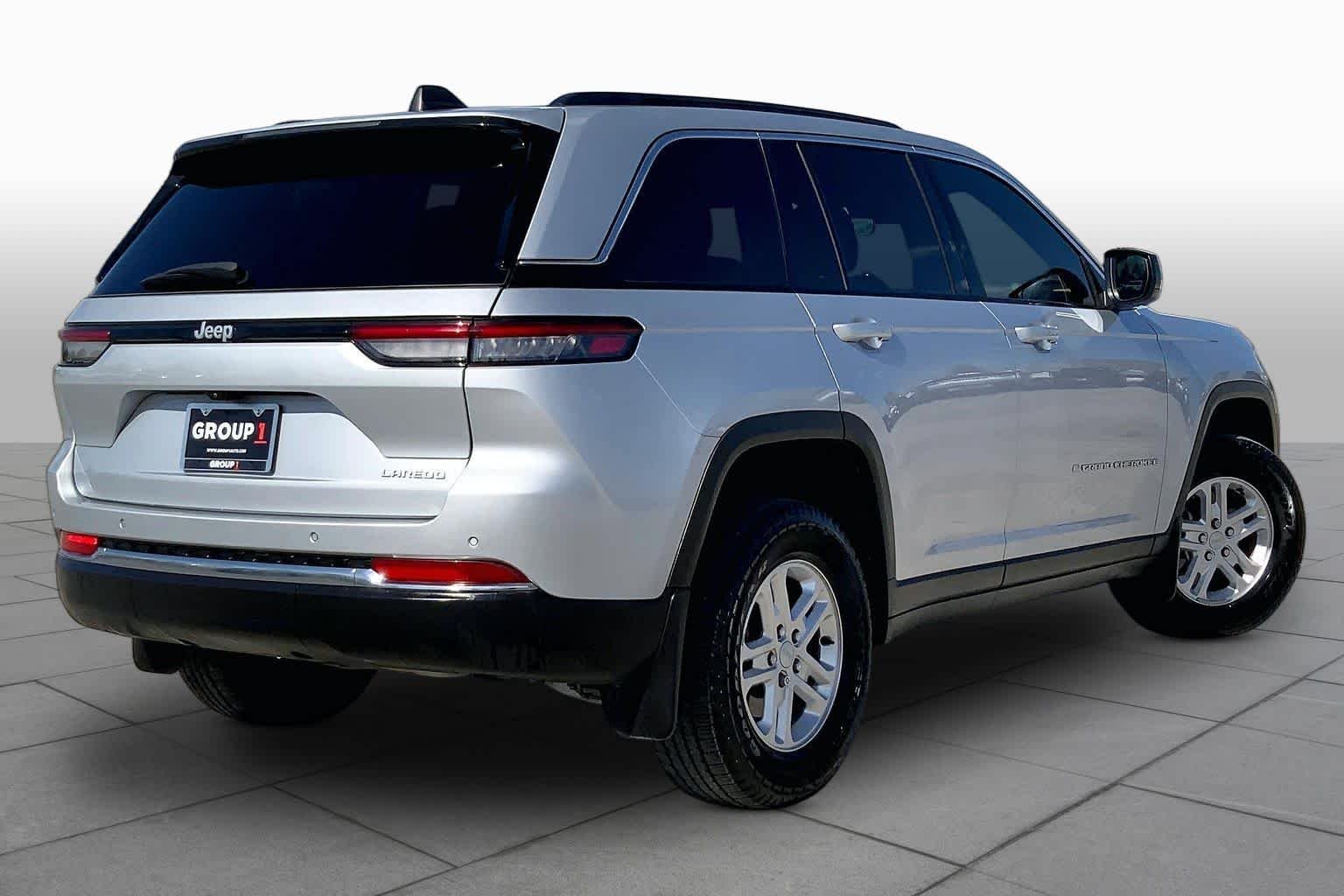 Used 2025 Silver Zynith Jeep Laredo image 13