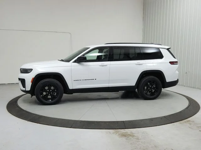 New 2026 Bright White Clear-Coat Exterior Paint Jeep Altitude image 4