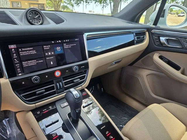 2025 Porsche Macan T - Photo 16