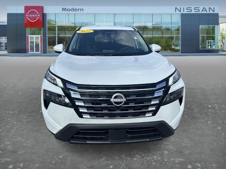 Used 2025 Everest White Pearl Nissan SV image 2