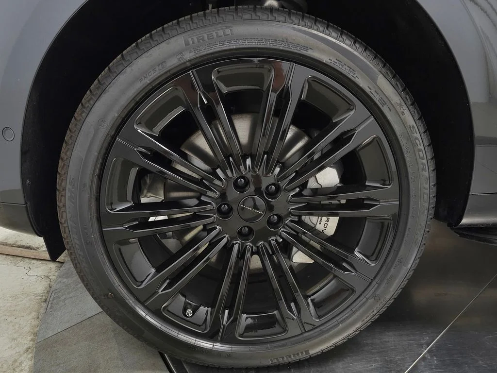 New 2026 Carpathian Grey Land Rover SE image 9