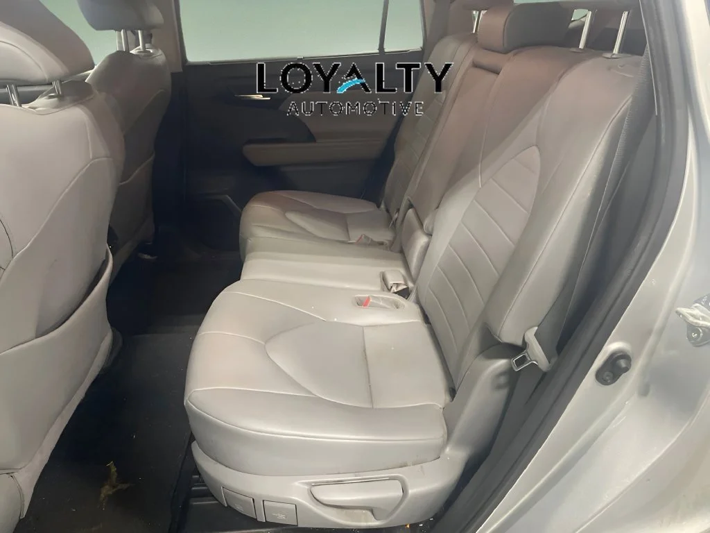 Used 2020 Silver Toyota XLE image 14