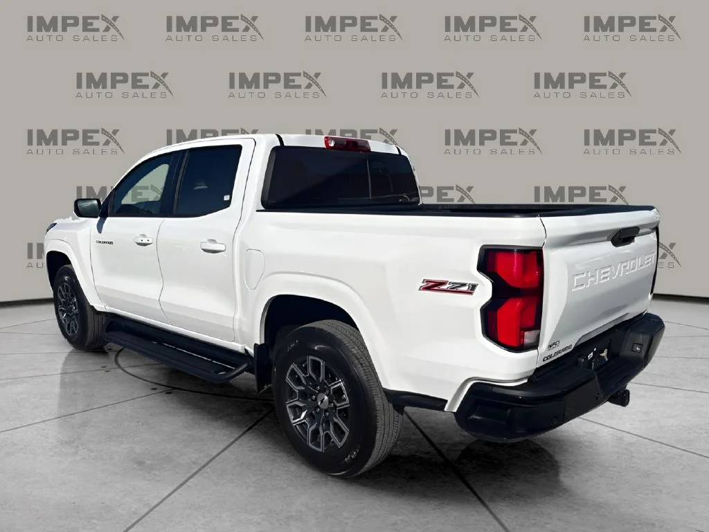 Used 2025 White Chevrolet Z71 image 3