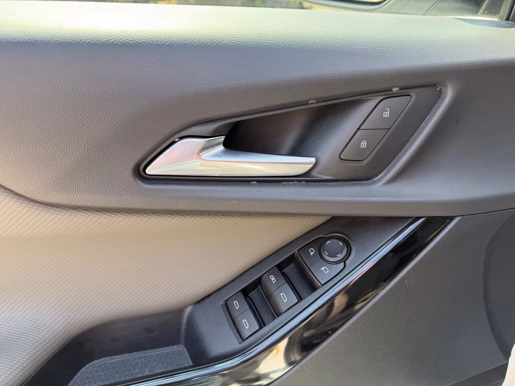 Used 2025 Summit White Chevrolet LT image 10
