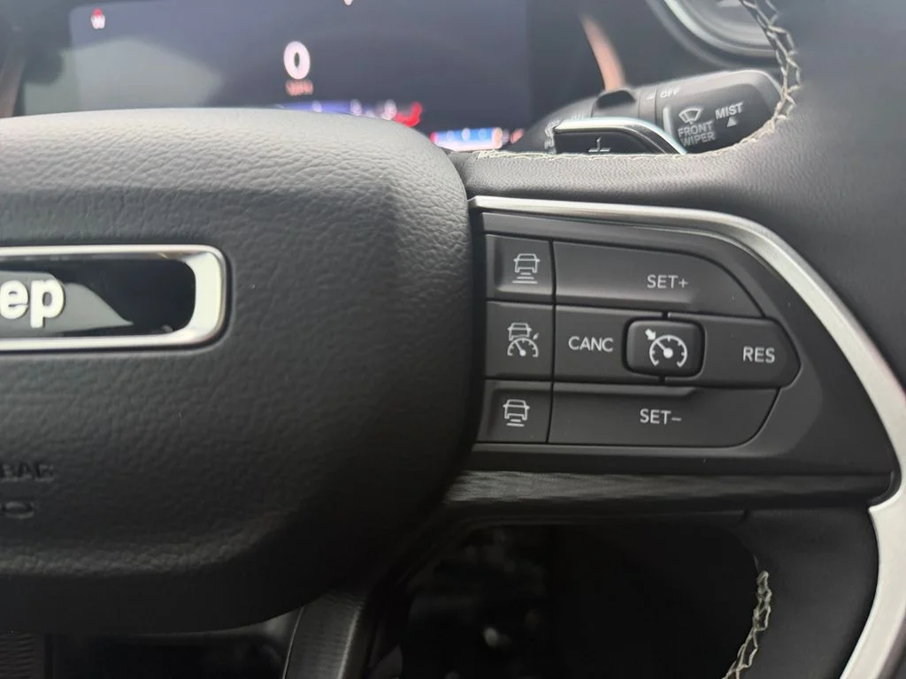 Used 2025 White Jeep Altitude image 25