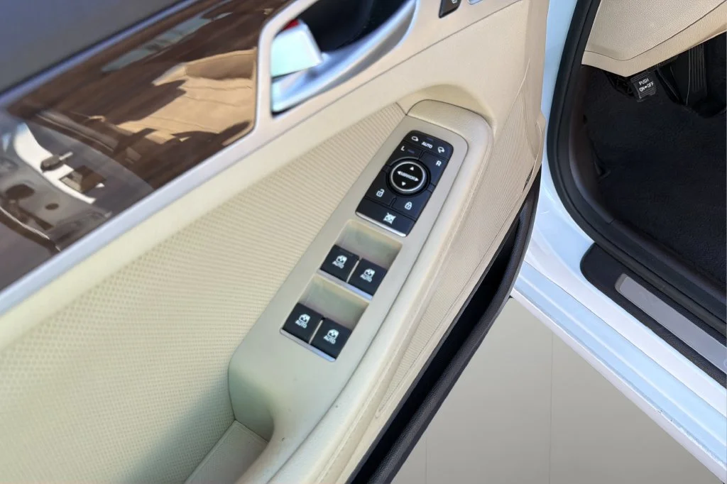 Used 2015 White Hyundai 3.8 image 15