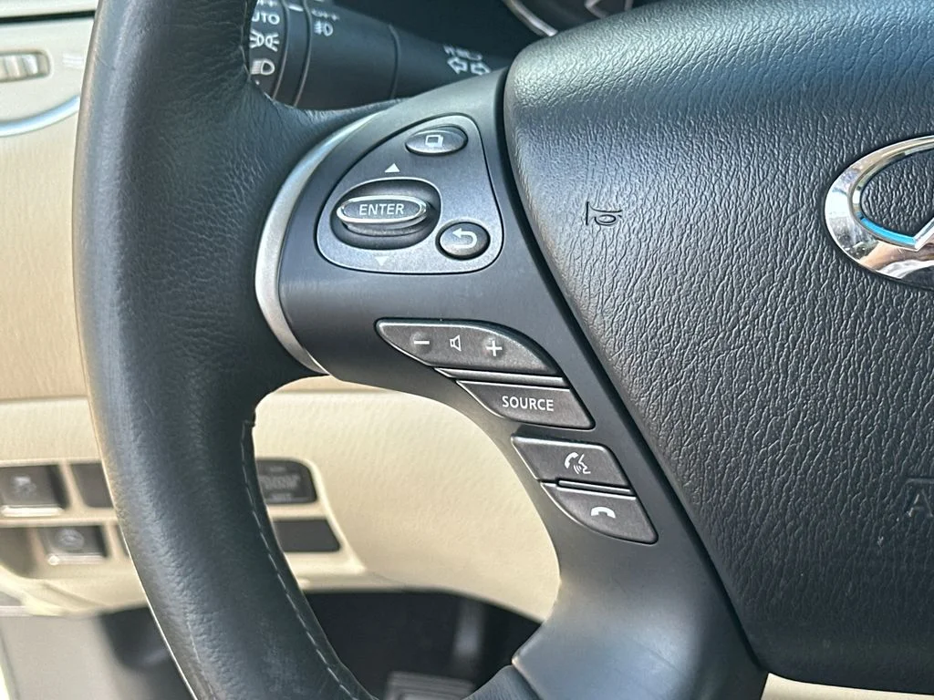 Used 2016 White INFINITI Base image 21