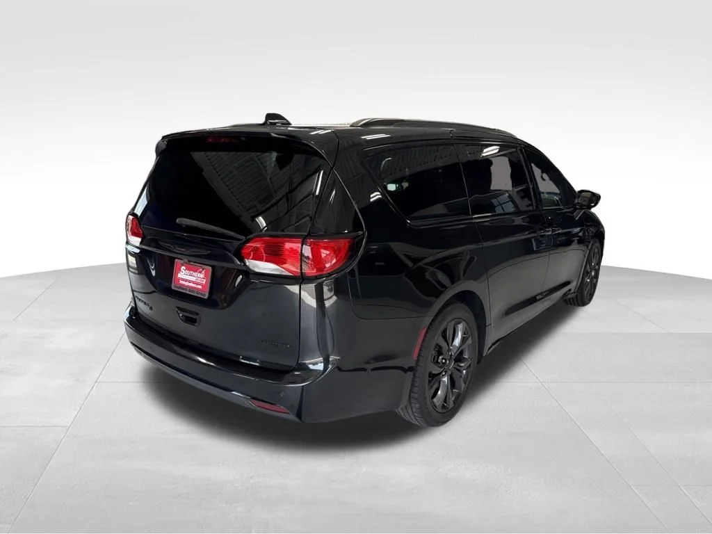 Used 2020 Black Chrysler Limited image 5