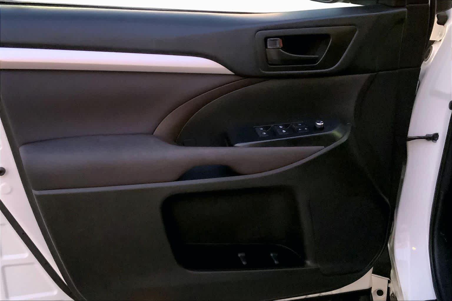 Used 2017 Blizzard Pearl Toyota LE image 21