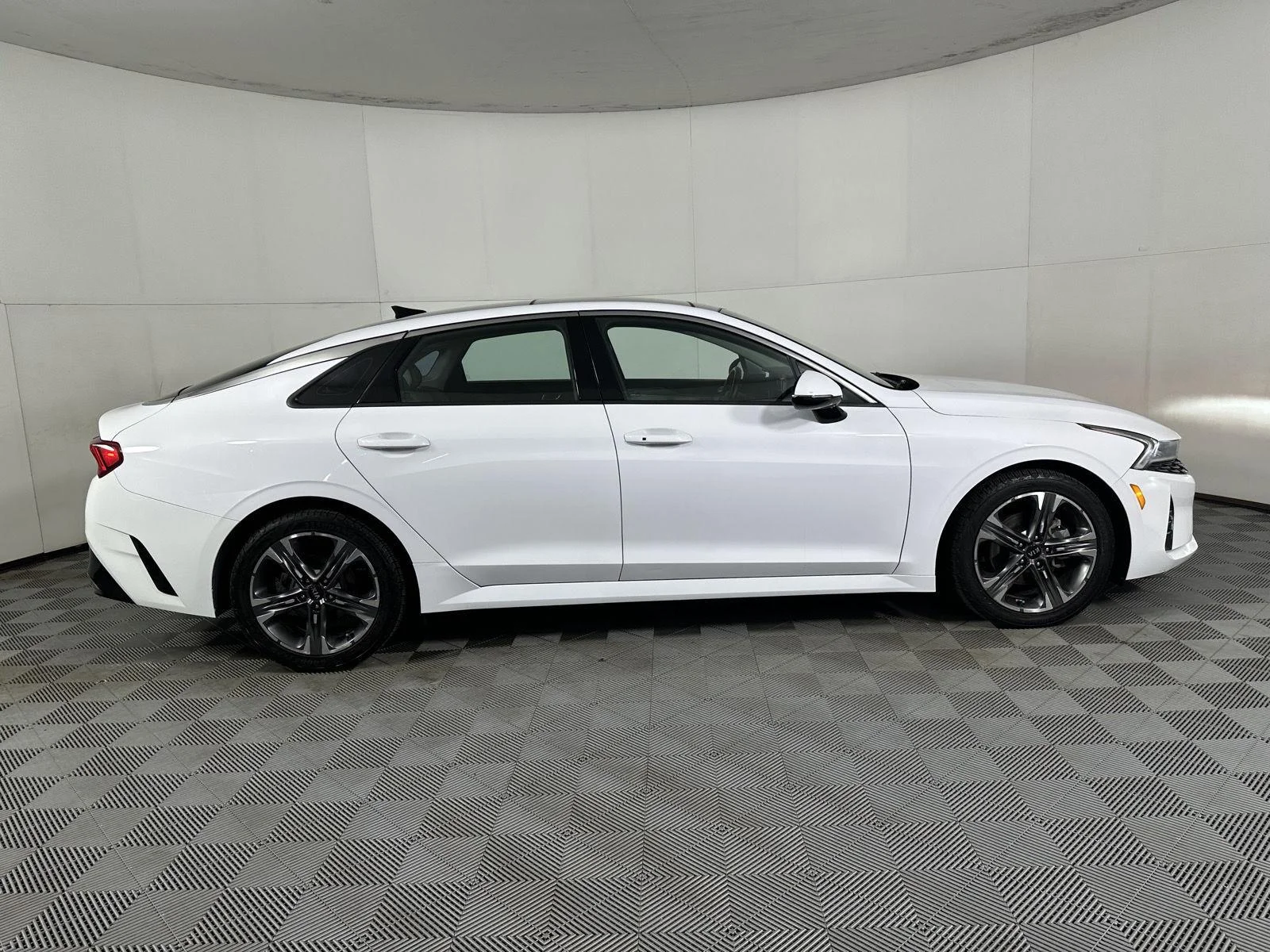 Used 2021 Glacial White Pearl Kia  image 25