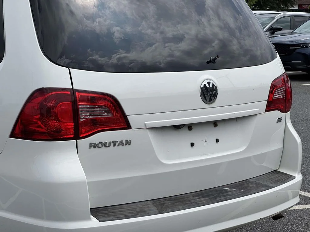 Used 2010 White Volkswagen SE image 11