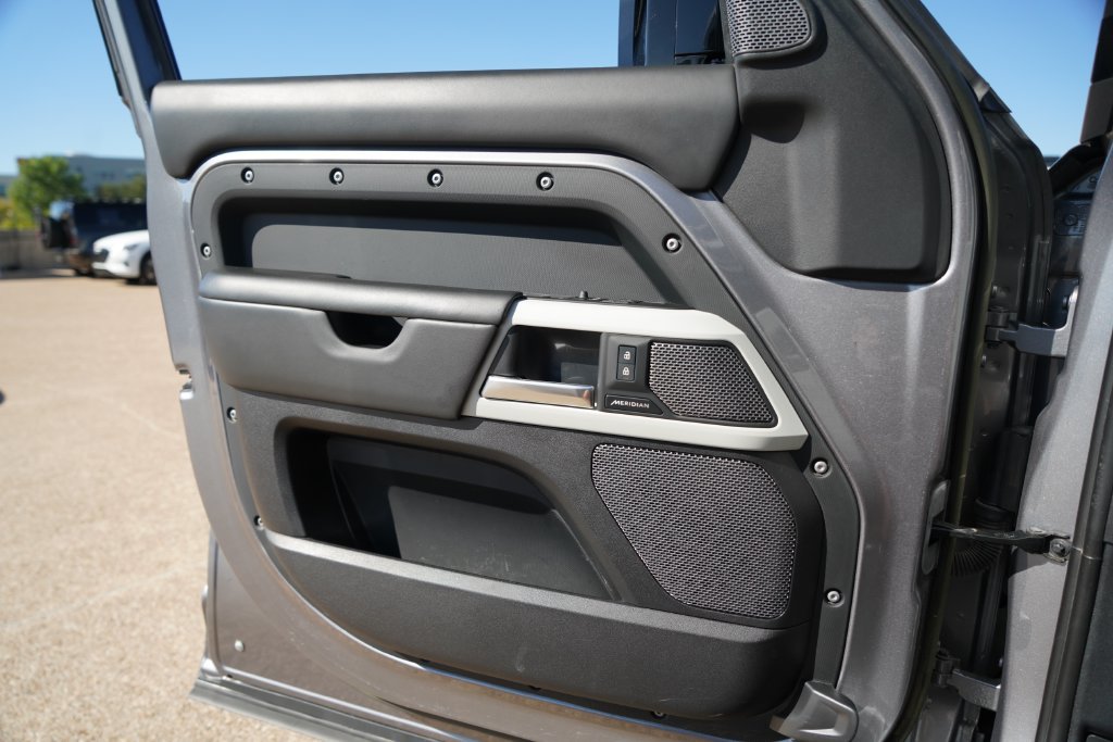 Used 2023  Land Rover S image 21