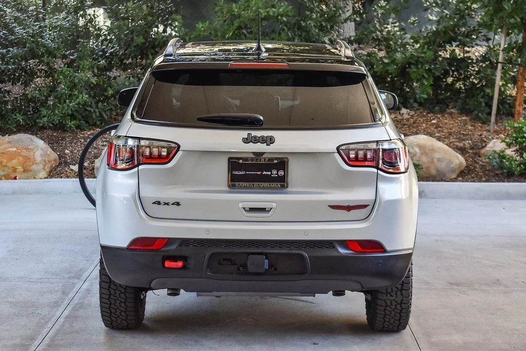 New 2026 Silver Zynith Metallic Clear-Coat Exterior Paint Jeep Trailhawk image 5