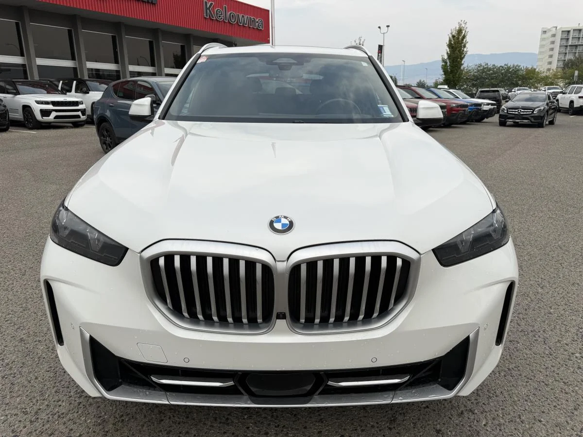 Used 2024 White BMW xDrive40i Sports Activity Vehicle image 2