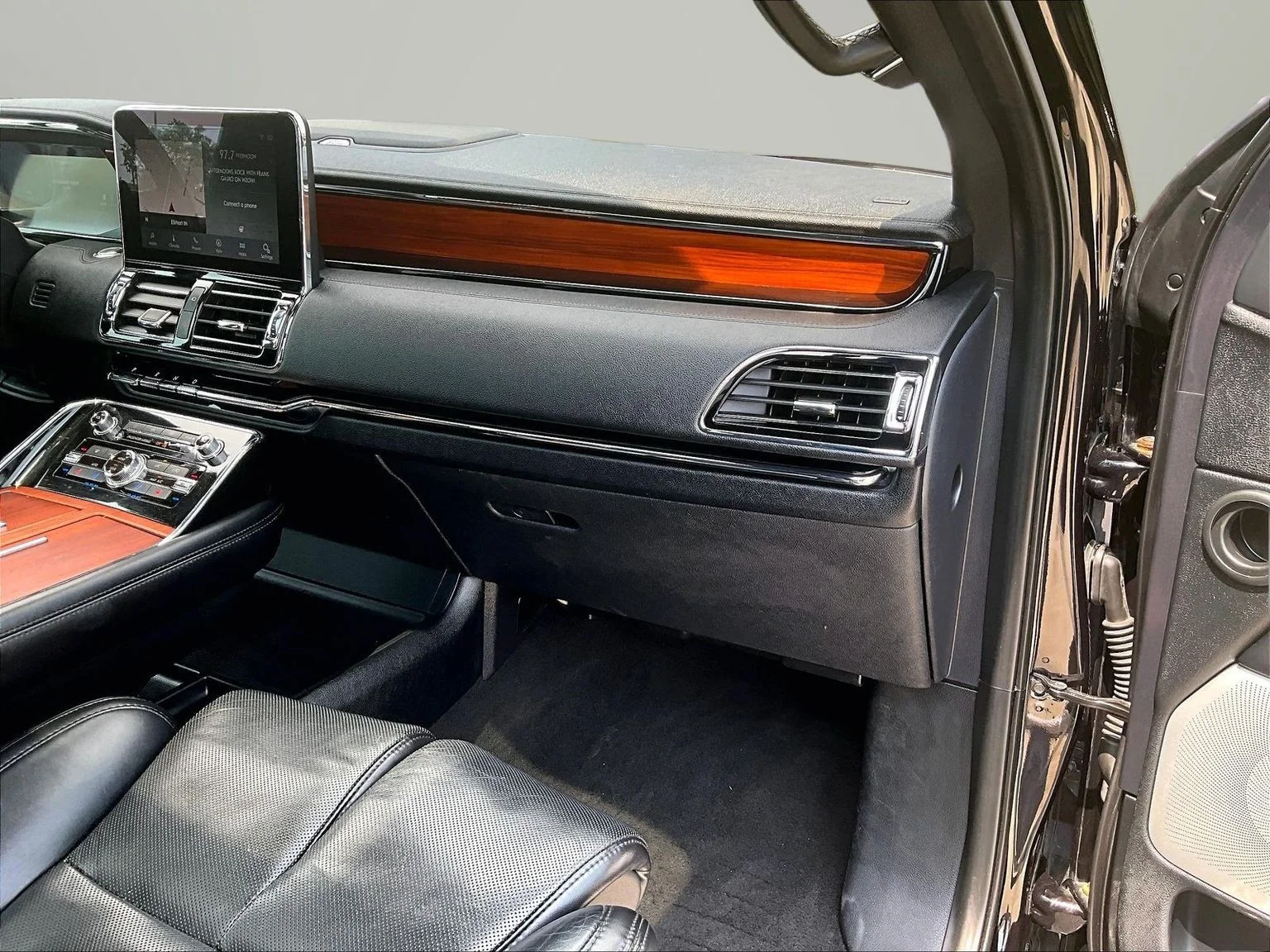 Used 2020 Black Lincoln Reserve image 17