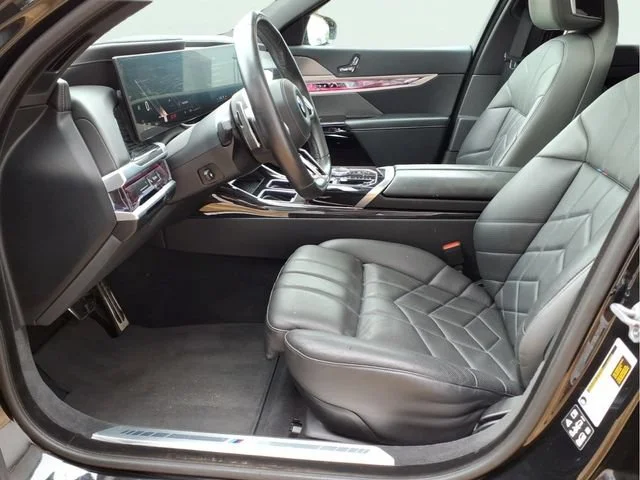 Used 2025  BMW 740i xDrive image 19