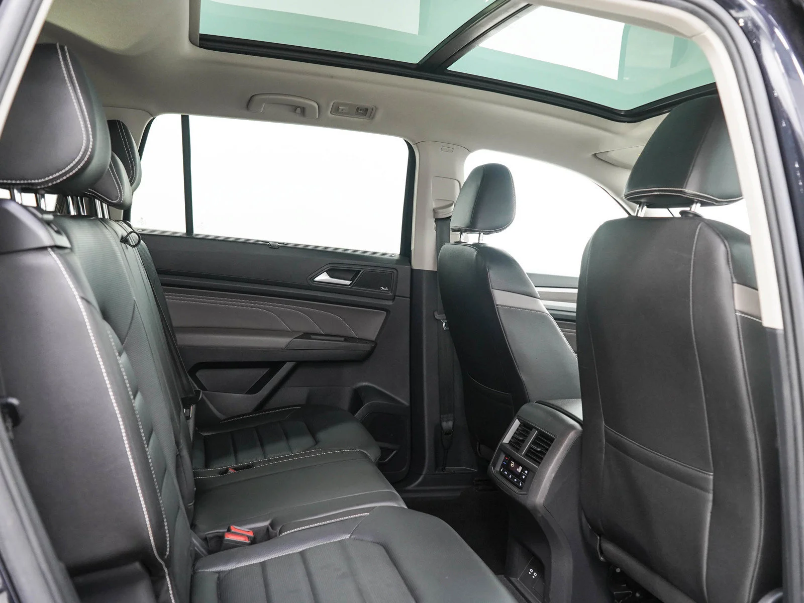 Used 2023  Volkswagen 3.6L V6 SEL image 13
