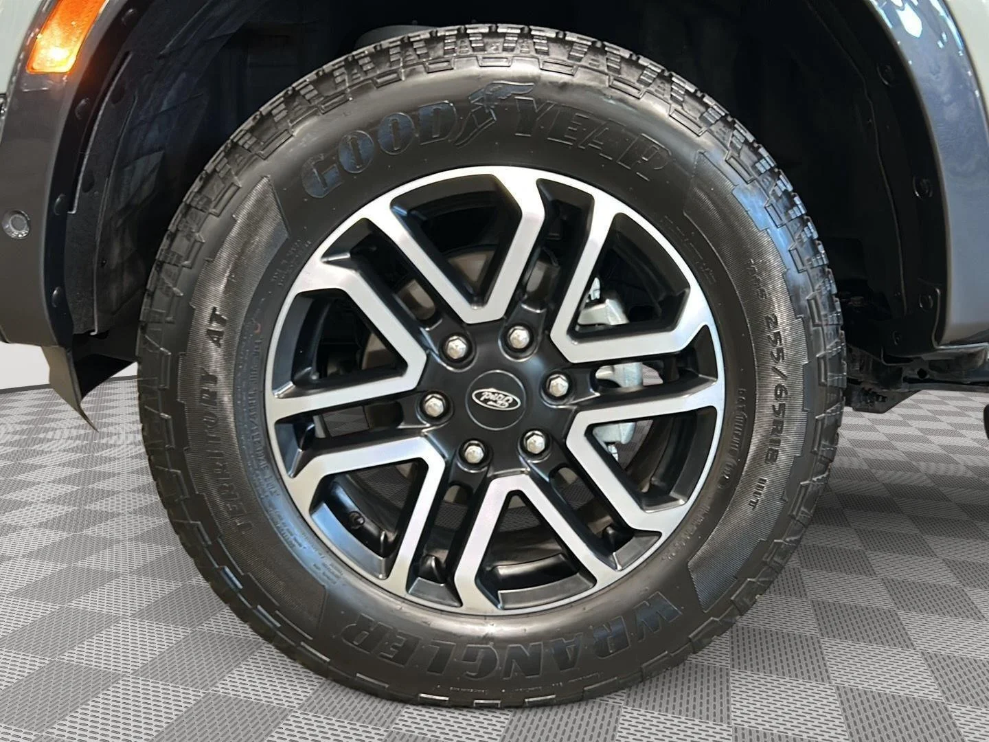 Used 2024 Cactus Gray Ford LARIAT image 20