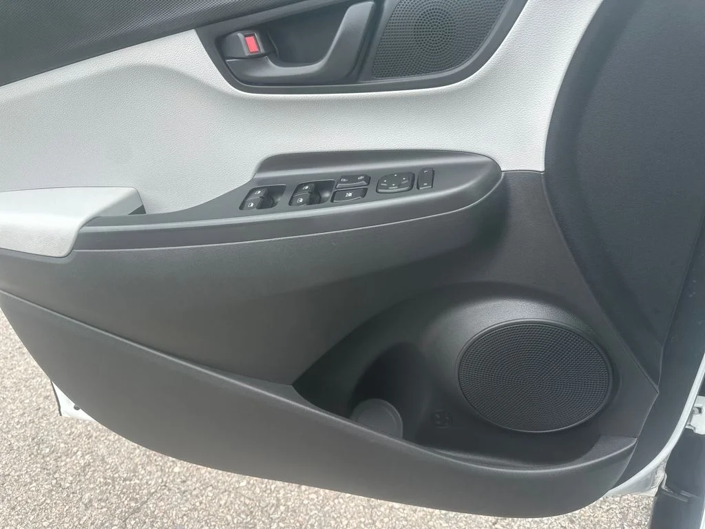 Used 2023 White Hyundai SEL image 18