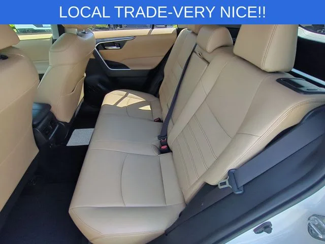 Used 2019 White Toyota XLE Premium image 31