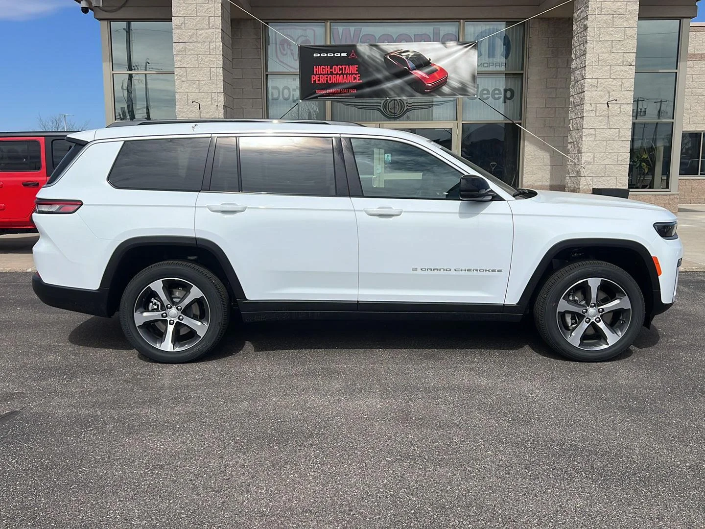 New 2026 Bright White Clear-Coat Exterior Paint Jeep Limited image 8