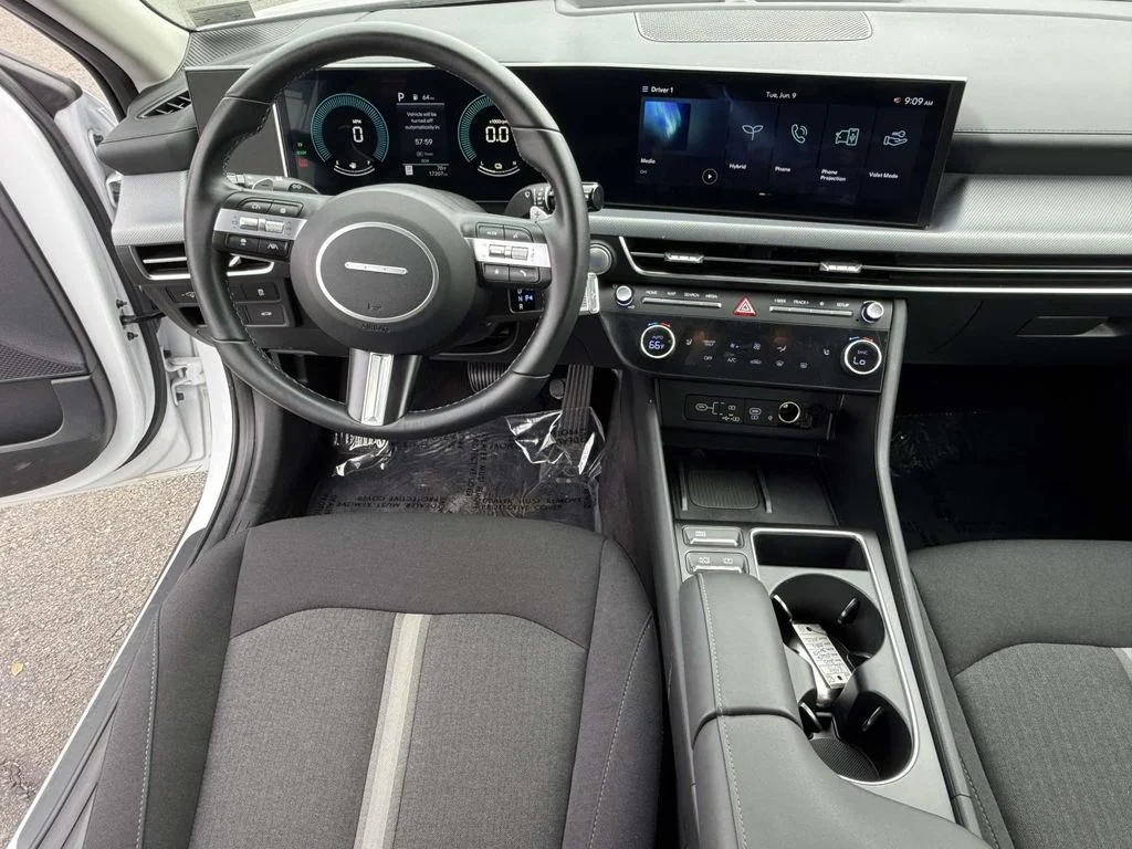 Used 2025 White Hyundai SEL image 16