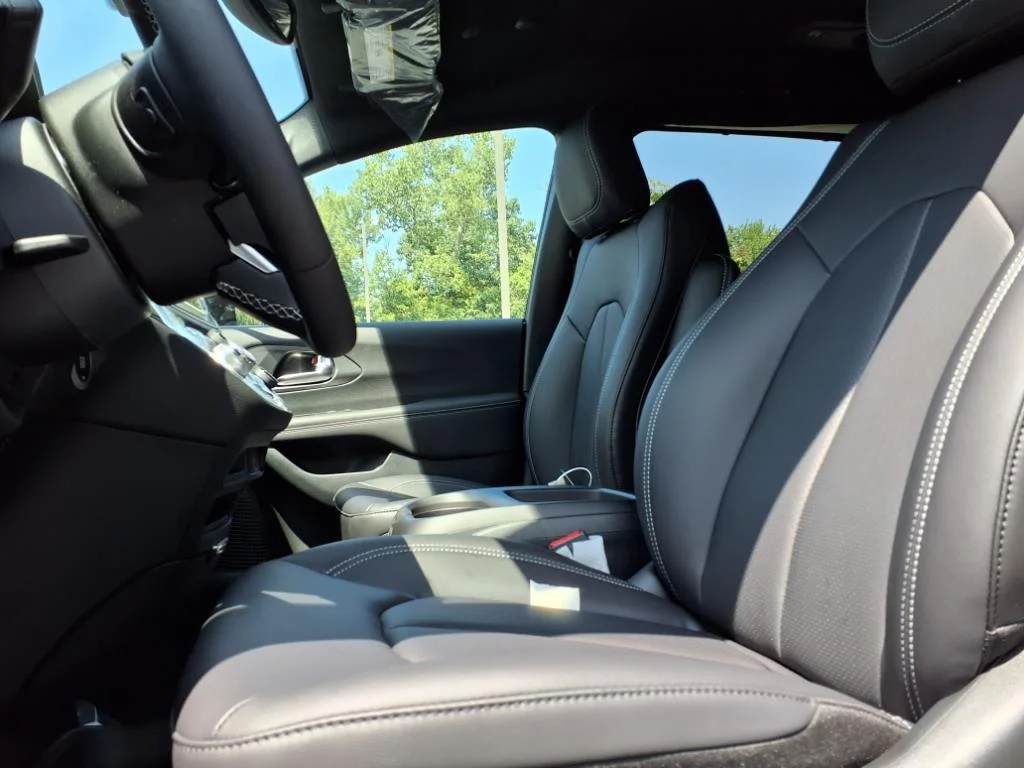 2026 Chrysler Pacifica Select - Photo 14