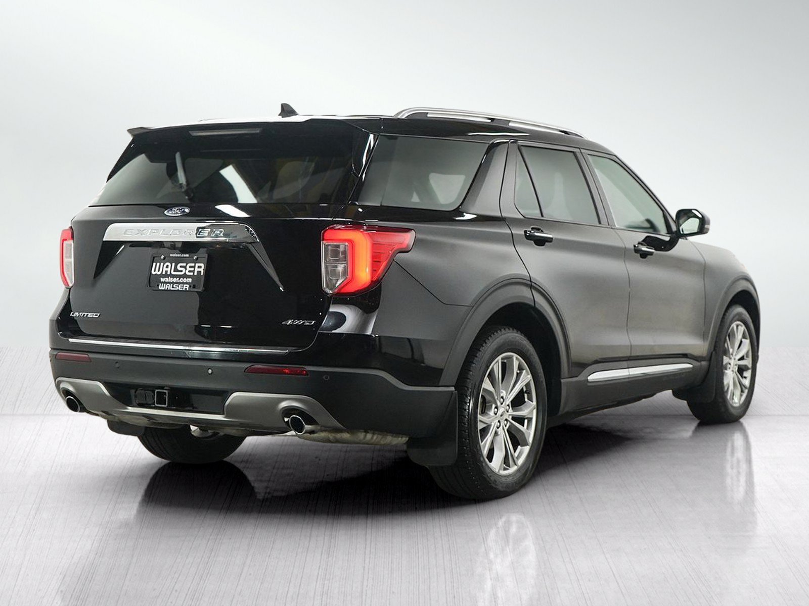 Used 2022  Ford Limited image 5