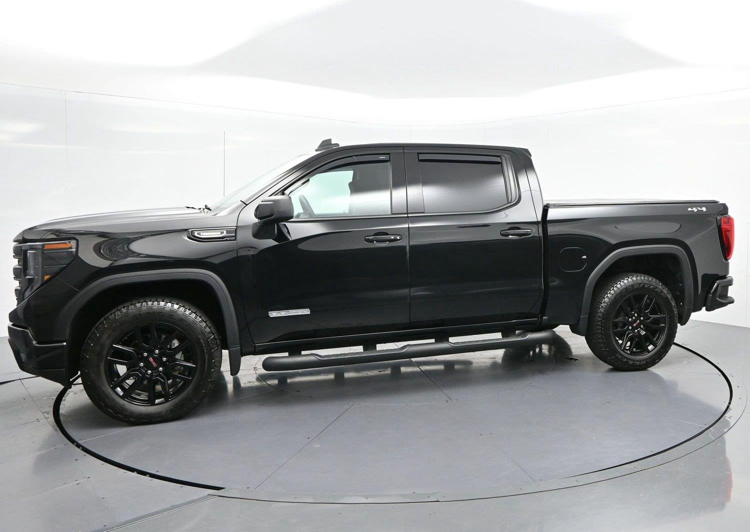 Used 2025 Onyx Black GMC Elevation image 8