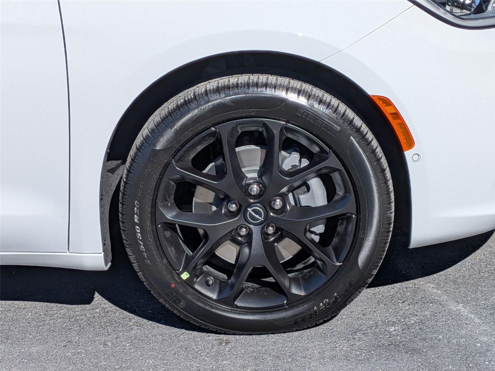 New 2026 Bright White Clear-Coat Exterior Paint Chrysler Select image 9