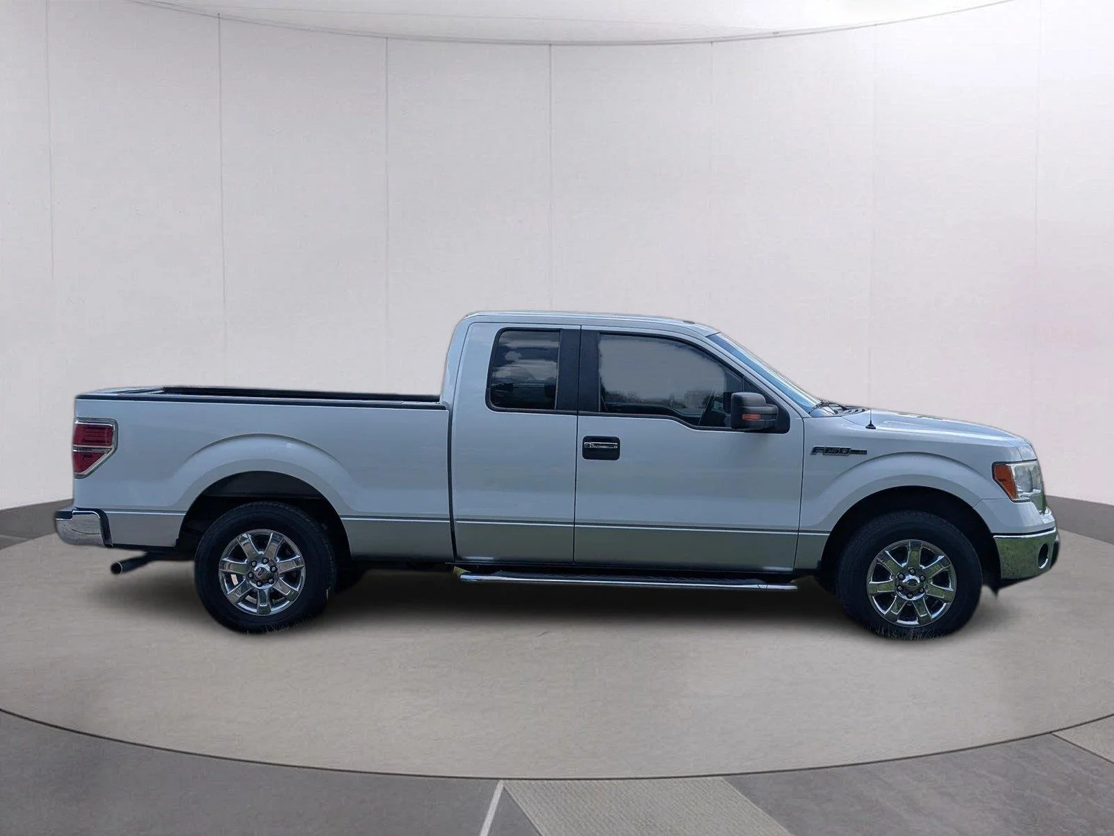 Used 2013 Oxford White/Ingot Silver Metallic Ford XLT image 8