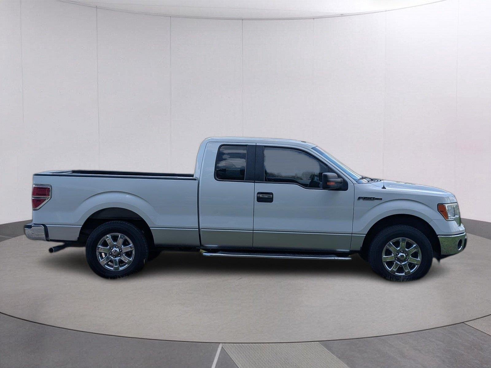 Used 2013 Oxford White/Ingot Silver Metallic Ford XLT image 8