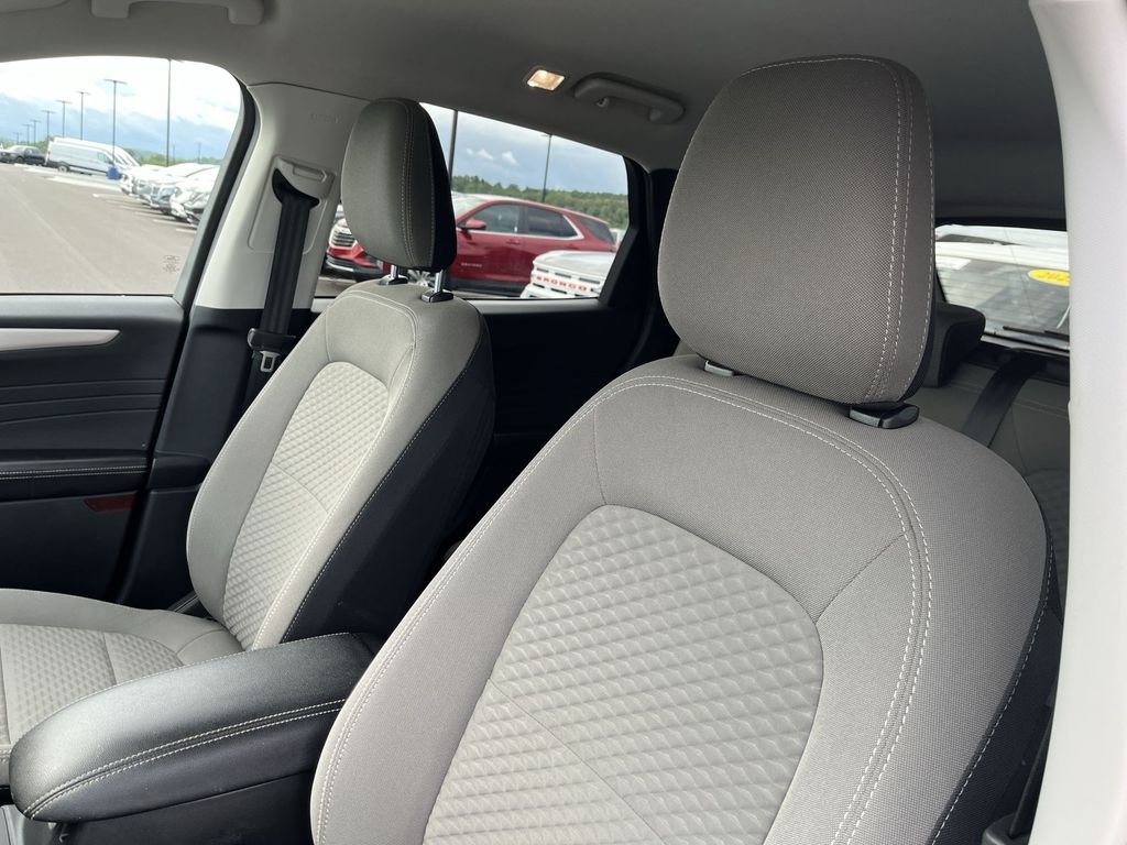 Used 2022 Silver Ford SE image 11