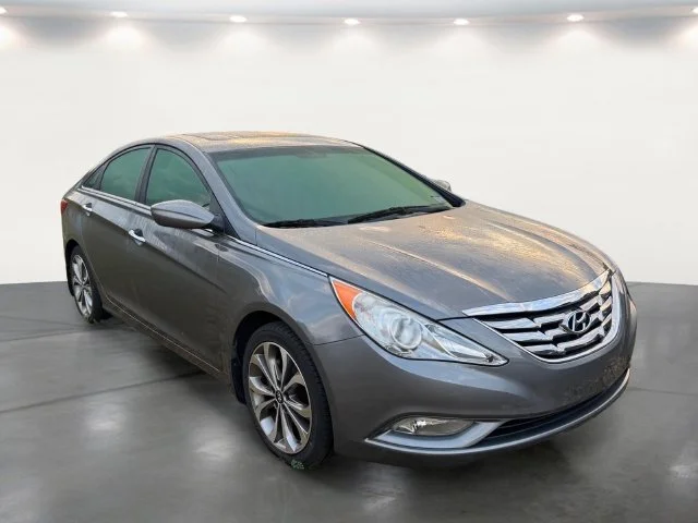 Used 2013 Gray Hyundai SE image 9