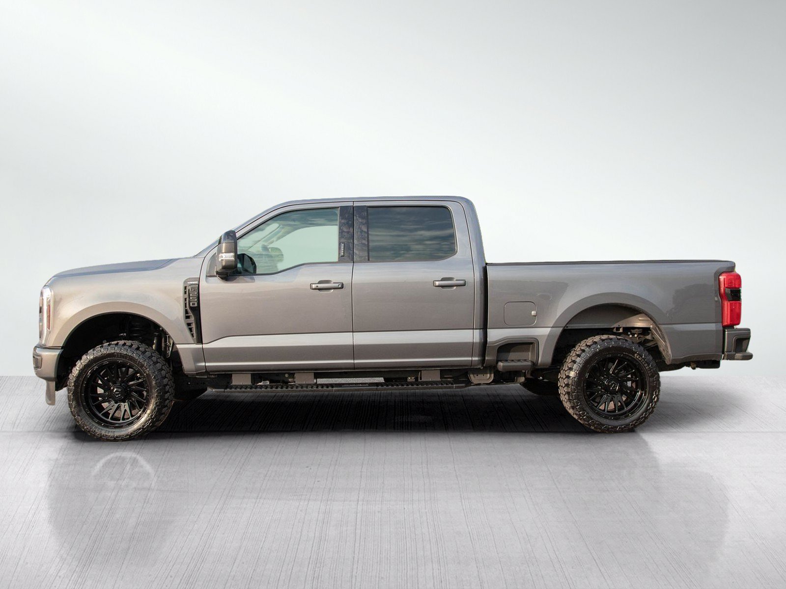 Used 2024  Ford  image 2