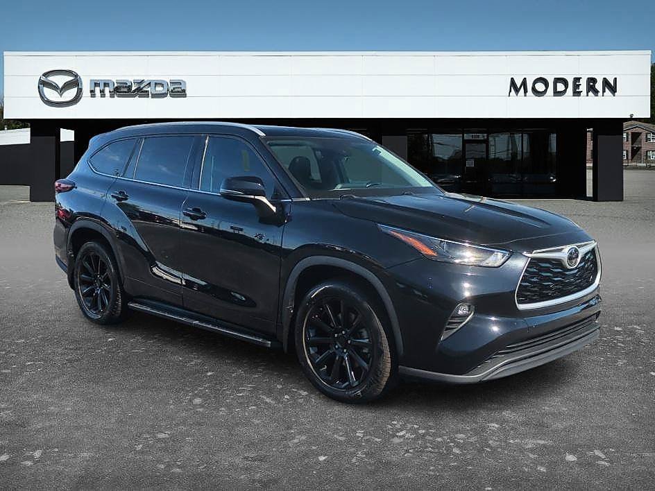 Used 2022 Midnight Black Metallic Toyota XLE image 7
