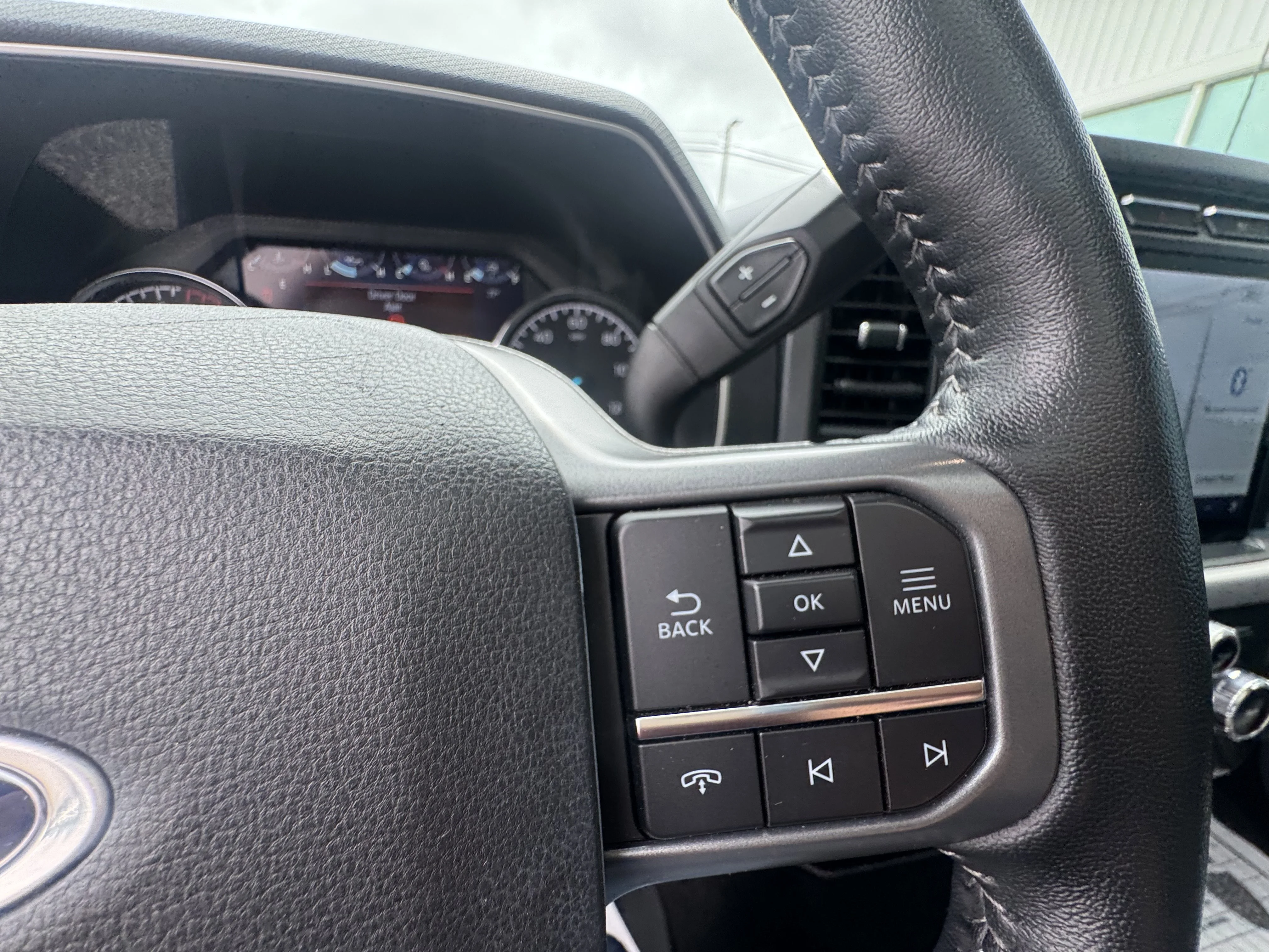 Used 2022 Oxford White Clearcoat Ford XLT image 12
