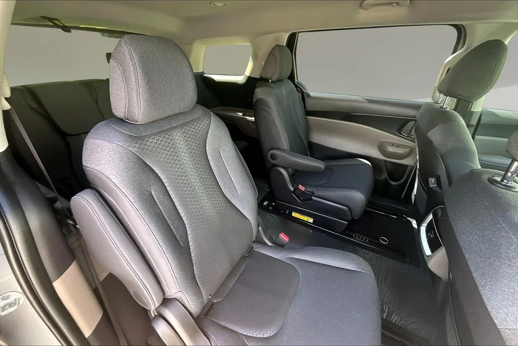New 2027 Ceramic Silver Kia LX image 10