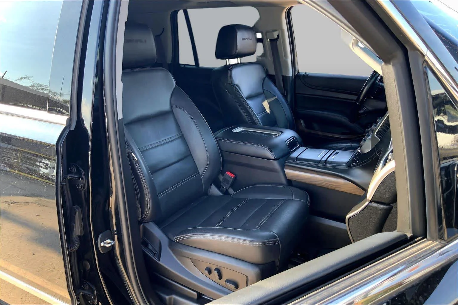 Used 2019 ONYX BLACK GMC Denali image 9