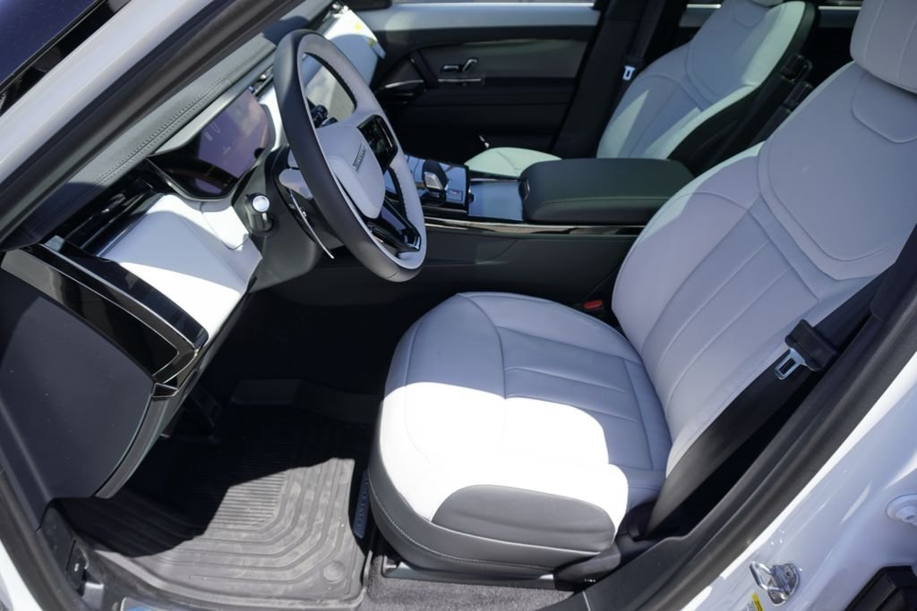 New 2026 Ostuni Pearl White LAND ROVER Dynamic SE image 19