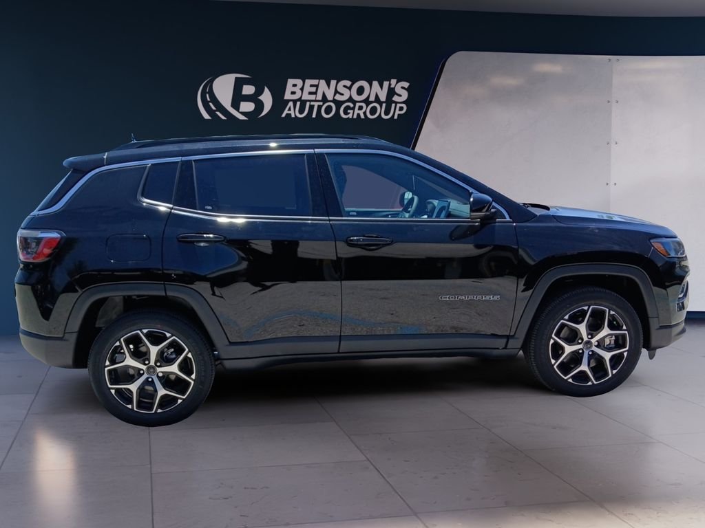 New 2026 Diamond Black Crystal Pearl-Coat Exterior Paint Jeep Limited image 6